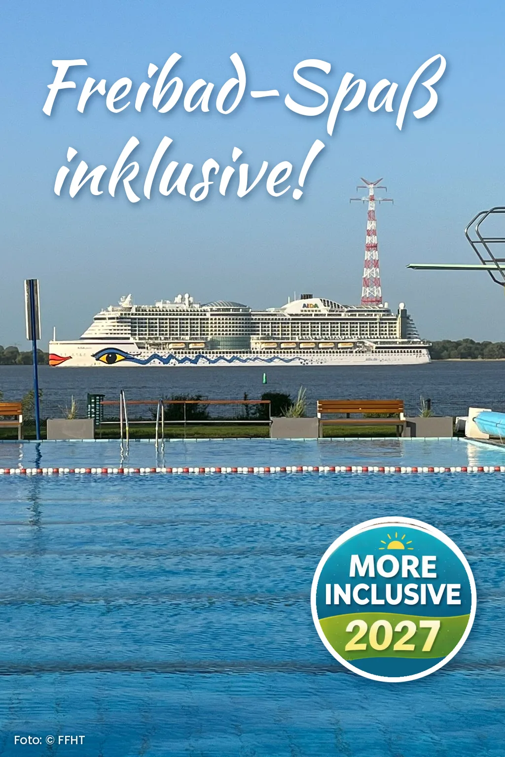 Kreuzfahrtschiff auf der Elbe hinter dem Becken des Freibads Hollern-Twielenfleth: Freibad-Spaß inklusive 2027 im Feriendorf Altes Land