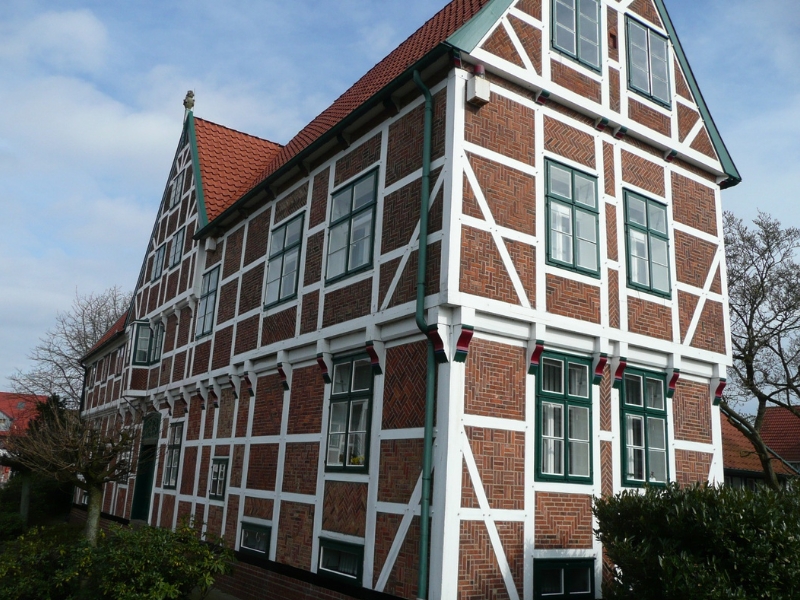 Altes Land mit Fachwerkhäusern nahe dem Feriendorf