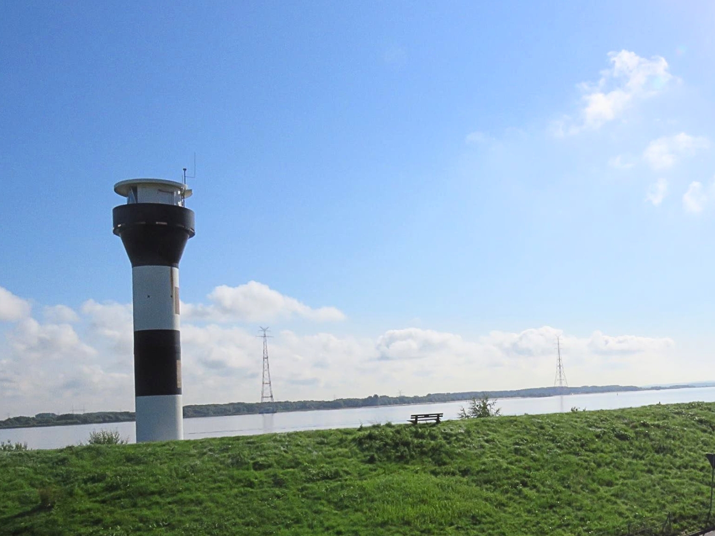 Elbdeich und Elbe direkt am Feriendorf Altes Land